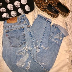 VINTAGE LEVI distressed mom jeans :)